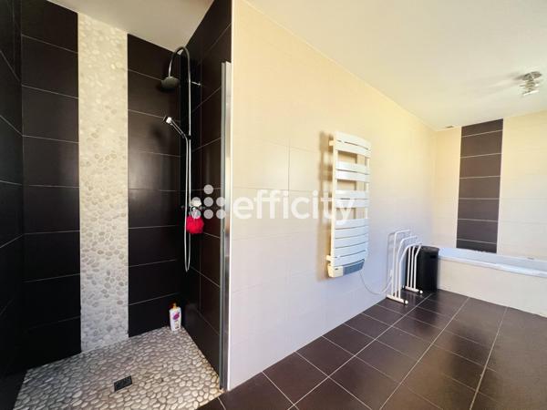 Maison
         7 pièces
        - 250 m² 995 000 € *