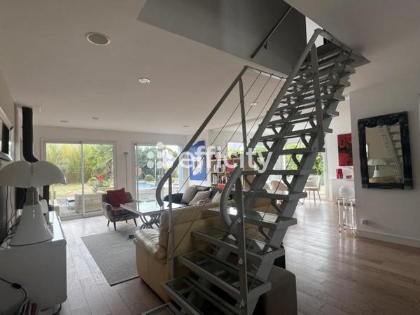 Maison
         7 pièces
        - 250 m² 995 000 € *