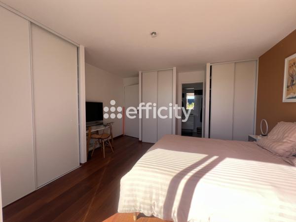 Maison
         7 pièces
        - 250 m² 995 000 € *