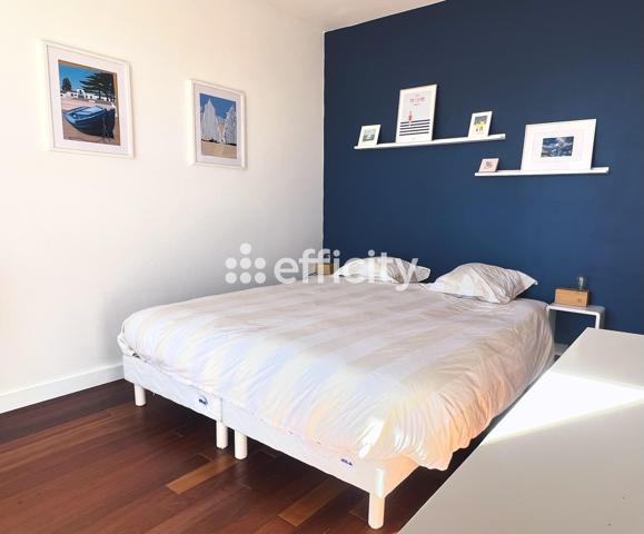 Maison
         7 pièces
        - 250 m² 995 000 € *