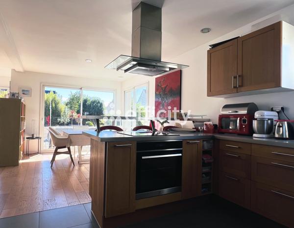 Maison
         7 pièces
        - 250 m² 995 000 € *