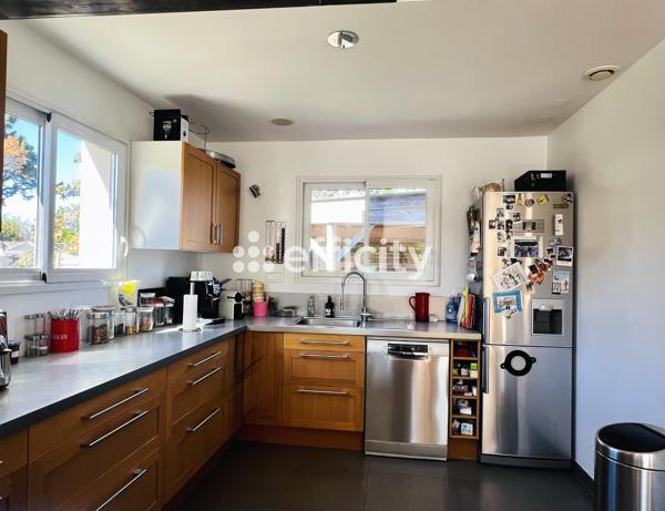 Maison
         7 pièces
        - 250 m² 995 000 € *