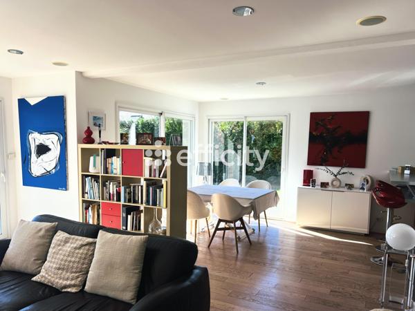 Maison
         7 pièces
        - 250 m² 995 000 € *