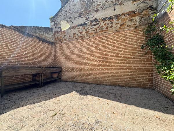 A vendre Angers Gare, place Lafayette.Maison ancienne type angevine, environ 130m² au sol, 4 chambres plus un bureau en rez-de-chaussée,cour intérieure avec un abris, cave.