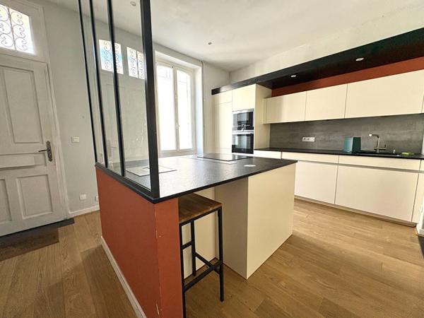 A vendre Angers Gare, place Lafayette.Maison ancienne type angevine, environ 130m² au sol, 4 chambres plus un bureau en rez-de-chaussée,cour intérieure avec un abris, cave.