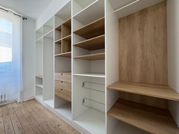 A vendre Angers Gare, place Lafayette.Maison ancienne type angevine, environ 130m² au sol, 4 chambres plus un bureau en rez-de-chaussée,cour intérieure avec un abris, cave.