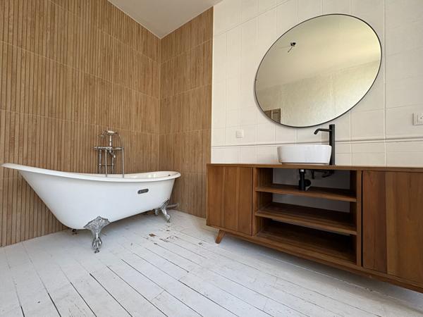 A vendre Angers Gare, place Lafayette.Maison ancienne type angevine, environ 130m² au sol, 4 chambres plus un bureau en rez-de-chaussée,cour intérieure avec un abris, cave.