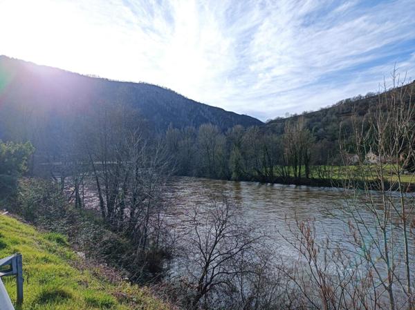 Maison avec rez commercial + fonds