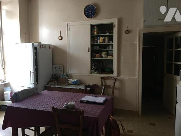 MAISON DE BOURG ATYPIQUE - ANCIEN MAGASIN AU CHARME HISTORIQUE - FORT POTENTIEL ! 
Au coeur du...