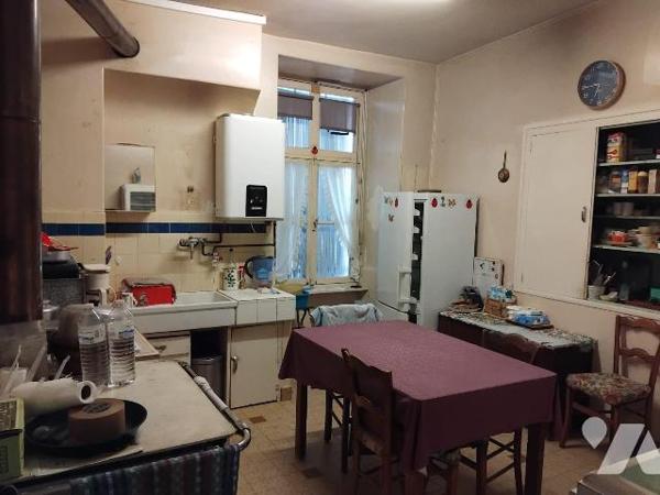 MAISON DE BOURG ATYPIQUE - ANCIEN MAGASIN AU CHARME HISTORIQUE - FORT POTENTIEL ! 
Au coeur du...