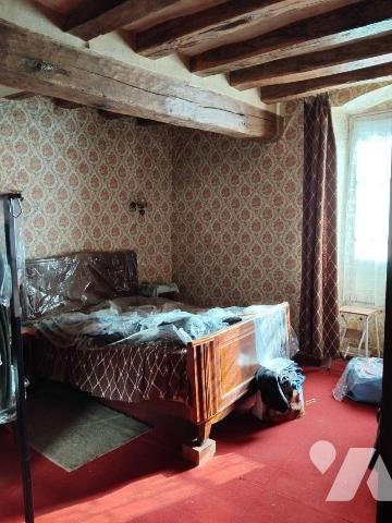 MAISON DE BOURG ATYPIQUE - ANCIEN MAGASIN AU CHARME HISTORIQUE - FORT POTENTIEL ! 
Au coeur du...