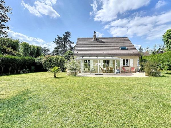 Maison spacieuse à vendre à Lamorlaye - 4 chambres, jardin de 1200 m²