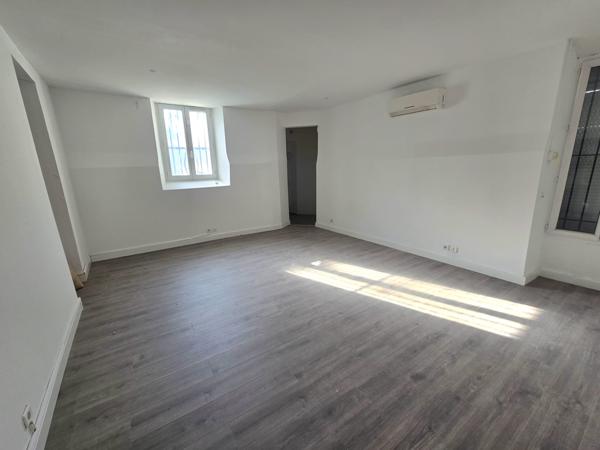 La valentine (13011) Local commercial+Bureau +appartement