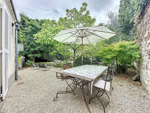 Propriété familiale à vendre en centre ville de Chateau-gontier - 217m2 et 7 chambres - 670m2 de terrain avec piscine !