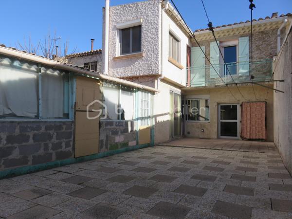Située à Lézignan-Corbières, à proximité immédiate des commerces, écoles et services, cette maison de ville traversante d'environ 128 m² offre de beaux volumes et un fort potentiel pour accueillir une famille, pour un projet de résidence principale.

Dès l'entrée, vous découvrirez un rez-de-chaussée fonctionnel composé d'un hall avec WC indépendant ainsi qu'une agréable pièce de vie avec cuisine aménagée ouverte sur la cour, un véritable espace extérieur propice aux repas en famille et aux moments de détente. À l'étage, un palier dessert quatre chambres confortables, dont deux bénéficiant d'un accès direct au balcon, ainsi qu'un bureau ou dressing. Une salle d'eau et un second WC indépendant complètent ce niveau.

La maison est équipée de menuiseries en double vitrage et de volets roulants manuels et électriques. À l'extérieur, la cour dispose également d'espaces annexes appréciables avec un cellier, un atelier et une salle d'eau supplémentaire, offrant de nombreuses possibilités de rangement ou d'aménagement selon vos besoins.

Des travaux de rafraîchissement sont à prévoir afin de révéler tout le potentiel de ce bien et le personnaliser à votre goût.

Idéalement située dans un secteur pratique et recherché de Lézignan-Corbières, cette maison permet de profiter de toutes les commodités à pied tout en bénéficiant d'un espace de vie généreux.

Une belle opportunité à saisir. Contactez moi pour organiser une visite et découvrir tout le potentiel de cette maison.