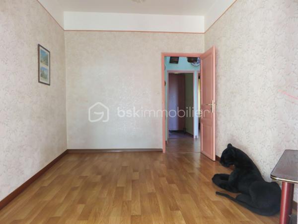 Située à Lézignan-Corbières, à proximité immédiate des commerces, écoles et services, cette maison de ville traversante d'environ 128 m² offre de beaux volumes et un fort potentiel pour accueillir une famille, pour un projet de résidence principale.

Dès l'entrée, vous découvrirez un rez-de-chaussée fonctionnel composé d'un hall avec WC indépendant ainsi qu'une agréable pièce de vie avec cuisine aménagée ouverte sur la cour, un véritable espace extérieur propice aux repas en famille et aux moments de détente. À l'étage, un palier dessert quatre chambres confortables, dont deux bénéficiant d'un accès direct au balcon, ainsi qu'un bureau ou dressing. Une salle d'eau et un second WC indépendant complètent ce niveau.

La maison est équipée de menuiseries en double vitrage et de volets roulants manuels et électriques. À l'extérieur, la cour dispose également d'espaces annexes appréciables avec un cellier, un atelier et une salle d'eau supplémentaire, offrant de nombreuses possibilités de rangement ou d'aménagement selon vos besoins.

Des travaux de rafraîchissement sont à prévoir afin de révéler tout le potentiel de ce bien et le personnaliser à votre goût.

Idéalement située dans un secteur pratique et recherché de Lézignan-Corbières, cette maison permet de profiter de toutes les commodités à pied tout en bénéficiant d'un espace de vie généreux.

Une belle opportunité à saisir. Contactez moi pour organiser une visite et découvrir tout le potentiel de cette maison.