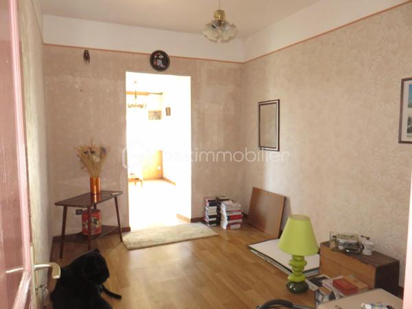 Située à Lézignan-Corbières, à proximité immédiate des commerces, écoles et services, cette maison de ville traversante d'environ 128 m² offre de beaux volumes et un fort potentiel pour accueillir une famille, pour un projet de résidence principale.

Dès l'entrée, vous découvrirez un rez-de-chaussée fonctionnel composé d'un hall avec WC indépendant ainsi qu'une agréable pièce de vie avec cuisine aménagée ouverte sur la cour, un véritable espace extérieur propice aux repas en famille et aux moments de détente. À l'étage, un palier dessert quatre chambres confortables, dont deux bénéficiant d'un accès direct au balcon, ainsi qu'un bureau ou dressing. Une salle d'eau et un second WC indépendant complètent ce niveau.

La maison est équipée de menuiseries en double vitrage et de volets roulants manuels et électriques. À l'extérieur, la cour dispose également d'espaces annexes appréciables avec un cellier, un atelier et une salle d'eau supplémentaire, offrant de nombreuses possibilités de rangement ou d'aménagement selon vos besoins.

Des travaux de rafraîchissement sont à prévoir afin de révéler tout le potentiel de ce bien et le personnaliser à votre goût.

Idéalement située dans un secteur pratique et recherché de Lézignan-Corbières, cette maison permet de profiter de toutes les commodités à pied tout en bénéficiant d'un espace de vie généreux.

Une belle opportunité à saisir. Contactez moi pour organiser une visite et découvrir tout le potentiel de cette maison.