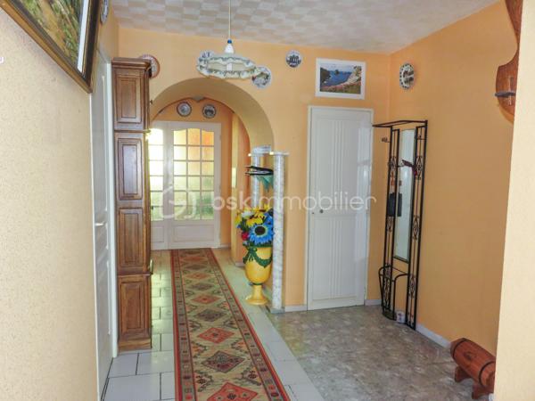 Située à Lézignan-Corbières, à proximité immédiate des commerces, écoles et services, cette maison de ville traversante d'environ 128 m² offre de beaux volumes et un fort potentiel pour accueillir une famille, pour un projet de résidence principale.

Dès l'entrée, vous découvrirez un rez-de-chaussée fonctionnel composé d'un hall avec WC indépendant ainsi qu'une agréable pièce de vie avec cuisine aménagée ouverte sur la cour, un véritable espace extérieur propice aux repas en famille et aux moments de détente. À l'étage, un palier dessert quatre chambres confortables, dont deux bénéficiant d'un accès direct au balcon, ainsi qu'un bureau ou dressing. Une salle d'eau et un second WC indépendant complètent ce niveau.

La maison est équipée de menuiseries en double vitrage et de volets roulants manuels et électriques. À l'extérieur, la cour dispose également d'espaces annexes appréciables avec un cellier, un atelier et une salle d'eau supplémentaire, offrant de nombreuses possibilités de rangement ou d'aménagement selon vos besoins.

Des travaux de rafraîchissement sont à prévoir afin de révéler tout le potentiel de ce bien et le personnaliser à votre goût.

Idéalement située dans un secteur pratique et recherché de Lézignan-Corbières, cette maison permet de profiter de toutes les commodités à pied tout en bénéficiant d'un espace de vie généreux.

Une belle opportunité à saisir. Contactez moi pour organiser une visite et découvrir tout le potentiel de cette maison.