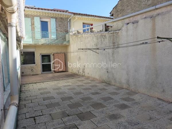Située à Lézignan-Corbières, à proximité immédiate des commerces, écoles et services, cette maison de ville traversante d'environ 128 m² offre de beaux volumes et un fort potentiel pour accueillir une famille, pour un projet de résidence principale.

Dès l'entrée, vous découvrirez un rez-de-chaussée fonctionnel composé d'un hall avec WC indépendant ainsi qu'une agréable pièce de vie avec cuisine aménagée ouverte sur la cour, un véritable espace extérieur propice aux repas en famille et aux moments de détente. À l'étage, un palier dessert quatre chambres confortables, dont deux bénéficiant d'un accès direct au balcon, ainsi qu'un bureau ou dressing. Une salle d'eau et un second WC indépendant complètent ce niveau.

La maison est équipée de menuiseries en double vitrage et de volets roulants manuels et électriques. À l'extérieur, la cour dispose également d'espaces annexes appréciables avec un cellier, un atelier et une salle d'eau supplémentaire, offrant de nombreuses possibilités de rangement ou d'aménagement selon vos besoins.

Des travaux de rafraîchissement sont à prévoir afin de révéler tout le potentiel de ce bien et le personnaliser à votre goût.

Idéalement située dans un secteur pratique et recherché de Lézignan-Corbières, cette maison permet de profiter de toutes les commodités à pied tout en bénéficiant d'un espace de vie généreux.

Une belle opportunité à saisir. Contactez moi pour organiser une visite et découvrir tout le potentiel de cette maison.