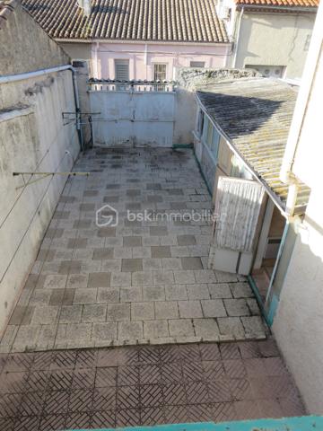 Située à Lézignan-Corbières, à proximité immédiate des commerces, écoles et services, cette maison de ville traversante d'environ 128 m² offre de beaux volumes et un fort potentiel pour accueillir une famille, pour un projet de résidence principale.

Dès l'entrée, vous découvrirez un rez-de-chaussée fonctionnel composé d'un hall avec WC indépendant ainsi qu'une agréable pièce de vie avec cuisine aménagée ouverte sur la cour, un véritable espace extérieur propice aux repas en famille et aux moments de détente. À l'étage, un palier dessert quatre chambres confortables, dont deux bénéficiant d'un accès direct au balcon, ainsi qu'un bureau ou dressing. Une salle d'eau et un second WC indépendant complètent ce niveau.

La maison est équipée de menuiseries en double vitrage et de volets roulants manuels et électriques. À l'extérieur, la cour dispose également d'espaces annexes appréciables avec un cellier, un atelier et une salle d'eau supplémentaire, offrant de nombreuses possibilités de rangement ou d'aménagement selon vos besoins.

Des travaux de rafraîchissement sont à prévoir afin de révéler tout le potentiel de ce bien et le personnaliser à votre goût.

Idéalement située dans un secteur pratique et recherché de Lézignan-Corbières, cette maison permet de profiter de toutes les commodités à pied tout en bénéficiant d'un espace de vie généreux.

Une belle opportunité à saisir. Contactez moi pour organiser une visite et découvrir tout le potentiel de cette maison.