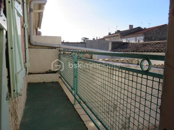 Située à Lézignan-Corbières, à proximité immédiate des commerces, écoles et services, cette maison de ville traversante d'environ 128 m² offre de beaux volumes et un fort potentiel pour accueillir une famille, pour un projet de résidence principale.

Dès l'entrée, vous découvrirez un rez-de-chaussée fonctionnel composé d'un hall avec WC indépendant ainsi qu'une agréable pièce de vie avec cuisine aménagée ouverte sur la cour, un véritable espace extérieur propice aux repas en famille et aux moments de détente. À l'étage, un palier dessert quatre chambres confortables, dont deux bénéficiant d'un accès direct au balcon, ainsi qu'un bureau ou dressing. Une salle d'eau et un second WC indépendant complètent ce niveau.

La maison est équipée de menuiseries en double vitrage et de volets roulants manuels et électriques. À l'extérieur, la cour dispose également d'espaces annexes appréciables avec un cellier, un atelier et une salle d'eau supplémentaire, offrant de nombreuses possibilités de rangement ou d'aménagement selon vos besoins.

Des travaux de rafraîchissement sont à prévoir afin de révéler tout le potentiel de ce bien et le personnaliser à votre goût.

Idéalement située dans un secteur pratique et recherché de Lézignan-Corbières, cette maison permet de profiter de toutes les commodités à pied tout en bénéficiant d'un espace de vie généreux.

Une belle opportunité à saisir. Contactez moi pour organiser une visite et découvrir tout le potentiel de cette maison.