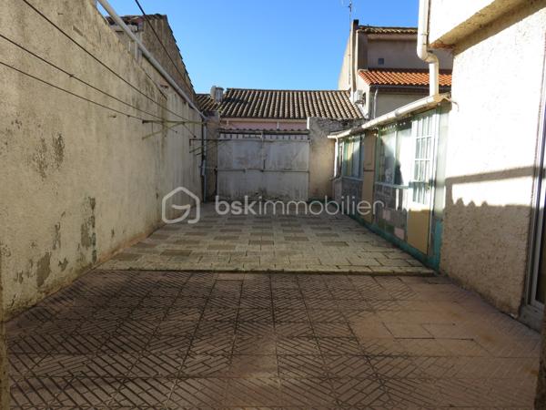 Située à Lézignan-Corbières, à proximité immédiate des commerces, écoles et services, cette maison de ville traversante d'environ 128 m² offre de beaux volumes et un fort potentiel pour accueillir une famille, pour un projet de résidence principale.

Dès l'entrée, vous découvrirez un rez-de-chaussée fonctionnel composé d'un hall avec WC indépendant ainsi qu'une agréable pièce de vie avec cuisine aménagée ouverte sur la cour, un véritable espace extérieur propice aux repas en famille et aux moments de détente. À l'étage, un palier dessert quatre chambres confortables, dont deux bénéficiant d'un accès direct au balcon, ainsi qu'un bureau ou dressing. Une salle d'eau et un second WC indépendant complètent ce niveau.

La maison est équipée de menuiseries en double vitrage et de volets roulants manuels et électriques. À l'extérieur, la cour dispose également d'espaces annexes appréciables avec un cellier, un atelier et une salle d'eau supplémentaire, offrant de nombreuses possibilités de rangement ou d'aménagement selon vos besoins.

Des travaux de rafraîchissement sont à prévoir afin de révéler tout le potentiel de ce bien et le personnaliser à votre goût.

Idéalement située dans un secteur pratique et recherché de Lézignan-Corbières, cette maison permet de profiter de toutes les commodités à pied tout en bénéficiant d'un espace de vie généreux.

Une belle opportunité à saisir. Contactez moi pour organiser une visite et découvrir tout le potentiel de cette maison.