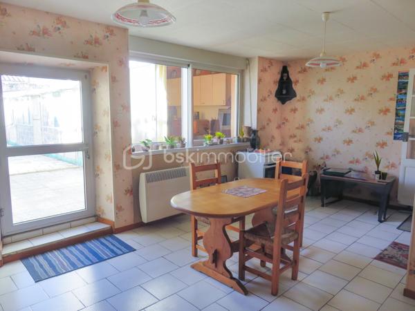 Située à Lézignan-Corbières, à proximité immédiate des commerces, écoles et services, cette maison de ville traversante d'environ 128 m² offre de beaux volumes et un fort potentiel pour accueillir une famille, pour un projet de résidence principale.

Dès l'entrée, vous découvrirez un rez-de-chaussée fonctionnel composé d'un hall avec WC indépendant ainsi qu'une agréable pièce de vie avec cuisine aménagée ouverte sur la cour, un véritable espace extérieur propice aux repas en famille et aux moments de détente. À l'étage, un palier dessert quatre chambres confortables, dont deux bénéficiant d'un accès direct au balcon, ainsi qu'un bureau ou dressing. Une salle d'eau et un second WC indépendant complètent ce niveau.

La maison est équipée de menuiseries en double vitrage et de volets roulants manuels et électriques. À l'extérieur, la cour dispose également d'espaces annexes appréciables avec un cellier, un atelier et une salle d'eau supplémentaire, offrant de nombreuses possibilités de rangement ou d'aménagement selon vos besoins.

Des travaux de rafraîchissement sont à prévoir afin de révéler tout le potentiel de ce bien et le personnaliser à votre goût.

Idéalement située dans un secteur pratique et recherché de Lézignan-Corbières, cette maison permet de profiter de toutes les commodités à pied tout en bénéficiant d'un espace de vie généreux.

Une belle opportunité à saisir. Contactez moi pour organiser une visite et découvrir tout le potentiel de cette maison.