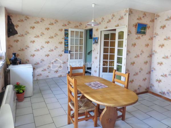 Située à Lézignan-Corbières, à proximité immédiate des commerces, écoles et services, cette maison de ville traversante d'environ 128 m² offre de beaux volumes et un fort potentiel pour accueillir une famille, pour un projet de résidence principale.

Dès l'entrée, vous découvrirez un rez-de-chaussée fonctionnel composé d'un hall avec WC indépendant ainsi qu'une agréable pièce de vie avec cuisine aménagée ouverte sur la cour, un véritable espace extérieur propice aux repas en famille et aux moments de détente. À l'étage, un palier dessert quatre chambres confortables, dont deux bénéficiant d'un accès direct au balcon, ainsi qu'un bureau ou dressing. Une salle d'eau et un second WC indépendant complètent ce niveau.

La maison est équipée de menuiseries en double vitrage et de volets roulants manuels et électriques. À l'extérieur, la cour dispose également d'espaces annexes appréciables avec un cellier, un atelier et une salle d'eau supplémentaire, offrant de nombreuses possibilités de rangement ou d'aménagement selon vos besoins.

Des travaux de rafraîchissement sont à prévoir afin de révéler tout le potentiel de ce bien et le personnaliser à votre goût.

Idéalement située dans un secteur pratique et recherché de Lézignan-Corbières, cette maison permet de profiter de toutes les commodités à pied tout en bénéficiant d'un espace de vie généreux.

Une belle opportunité à saisir. Contactez moi pour organiser une visite et découvrir tout le potentiel de cette maison.