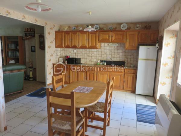 Située à Lézignan-Corbières, à proximité immédiate des commerces, écoles et services, cette maison de ville traversante d'environ 128 m² offre de beaux volumes et un fort potentiel pour accueillir une famille, pour un projet de résidence principale.

Dès l'entrée, vous découvrirez un rez-de-chaussée fonctionnel composé d'un hall avec WC indépendant ainsi qu'une agréable pièce de vie avec cuisine aménagée ouverte sur la cour, un véritable espace extérieur propice aux repas en famille et aux moments de détente. À l'étage, un palier dessert quatre chambres confortables, dont deux bénéficiant d'un accès direct au balcon, ainsi qu'un bureau ou dressing. Une salle d'eau et un second WC indépendant complètent ce niveau.

La maison est équipée de menuiseries en double vitrage et de volets roulants manuels et électriques. À l'extérieur, la cour dispose également d'espaces annexes appréciables avec un cellier, un atelier et une salle d'eau supplémentaire, offrant de nombreuses possibilités de rangement ou d'aménagement selon vos besoins.

Des travaux de rafraîchissement sont à prévoir afin de révéler tout le potentiel de ce bien et le personnaliser à votre goût.

Idéalement située dans un secteur pratique et recherché de Lézignan-Corbières, cette maison permet de profiter de toutes les commodités à pied tout en bénéficiant d'un espace de vie généreux.

Une belle opportunité à saisir. Contactez moi pour organiser une visite et découvrir tout le potentiel de cette maison.