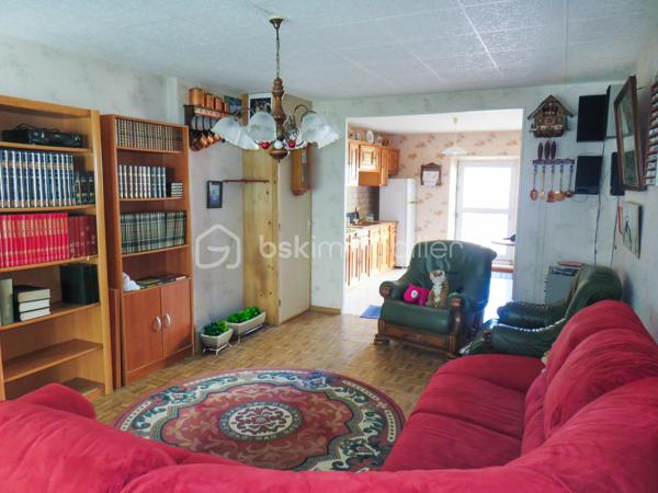 Située à Lézignan-Corbières, à proximité immédiate des commerces, écoles et services, cette maison de ville traversante d'environ 128 m² offre de beaux volumes et un fort potentiel pour accueillir une famille, pour un projet de résidence principale.

Dès l'entrée, vous découvrirez un rez-de-chaussée fonctionnel composé d'un hall avec WC indépendant ainsi qu'une agréable pièce de vie avec cuisine aménagée ouverte sur la cour, un véritable espace extérieur propice aux repas en famille et aux moments de détente. À l'étage, un palier dessert quatre chambres confortables, dont deux bénéficiant d'un accès direct au balcon, ainsi qu'un bureau ou dressing. Une salle d'eau et un second WC indépendant complètent ce niveau.

La maison est équipée de menuiseries en double vitrage et de volets roulants manuels et électriques. À l'extérieur, la cour dispose également d'espaces annexes appréciables avec un cellier, un atelier et une salle d'eau supplémentaire, offrant de nombreuses possibilités de rangement ou d'aménagement selon vos besoins.

Des travaux de rafraîchissement sont à prévoir afin de révéler tout le potentiel de ce bien et le personnaliser à votre goût.

Idéalement située dans un secteur pratique et recherché de Lézignan-Corbières, cette maison permet de profiter de toutes les commodités à pied tout en bénéficiant d'un espace de vie généreux.

Une belle opportunité à saisir. Contactez moi pour organiser une visite et découvrir tout le potentiel de cette maison.