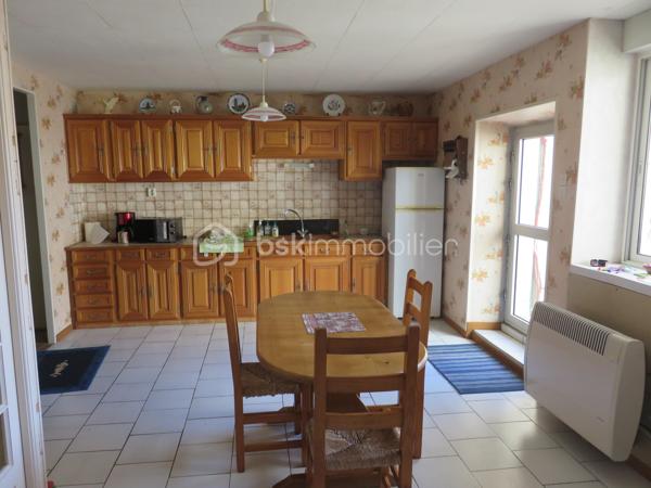 Située à Lézignan-Corbières, à proximité immédiate des commerces, écoles et services, cette maison de ville traversante d'environ 128 m² offre de beaux volumes et un fort potentiel pour accueillir une famille, pour un projet de résidence principale.

Dès l'entrée, vous découvrirez un rez-de-chaussée fonctionnel composé d'un hall avec WC indépendant ainsi qu'une agréable pièce de vie avec cuisine aménagée ouverte sur la cour, un véritable espace extérieur propice aux repas en famille et aux moments de détente. À l'étage, un palier dessert quatre chambres confortables, dont deux bénéficiant d'un accès direct au balcon, ainsi qu'un bureau ou dressing. Une salle d'eau et un second WC indépendant complètent ce niveau.

La maison est équipée de menuiseries en double vitrage et de volets roulants manuels et électriques. À l'extérieur, la cour dispose également d'espaces annexes appréciables avec un cellier, un atelier et une salle d'eau supplémentaire, offrant de nombreuses possibilités de rangement ou d'aménagement selon vos besoins.

Des travaux de rafraîchissement sont à prévoir afin de révéler tout le potentiel de ce bien et le personnaliser à votre goût.

Idéalement située dans un secteur pratique et recherché de Lézignan-Corbières, cette maison permet de profiter de toutes les commodités à pied tout en bénéficiant d'un espace de vie généreux.

Une belle opportunité à saisir. Contactez moi pour organiser une visite et découvrir tout le potentiel de cette maison.