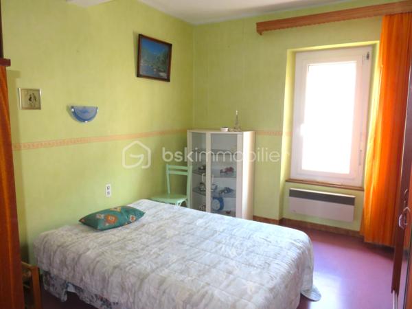 Située à Lézignan-Corbières, à proximité immédiate des commerces, écoles et services, cette maison de ville traversante d'environ 128 m² offre de beaux volumes et un fort potentiel pour accueillir une famille, pour un projet de résidence principale.

Dès l'entrée, vous découvrirez un rez-de-chaussée fonctionnel composé d'un hall avec WC indépendant ainsi qu'une agréable pièce de vie avec cuisine aménagée ouverte sur la cour, un véritable espace extérieur propice aux repas en famille et aux moments de détente. À l'étage, un palier dessert quatre chambres confortables, dont deux bénéficiant d'un accès direct au balcon, ainsi qu'un bureau ou dressing. Une salle d'eau et un second WC indépendant complètent ce niveau.

La maison est équipée de menuiseries en double vitrage et de volets roulants manuels et électriques. À l'extérieur, la cour dispose également d'espaces annexes appréciables avec un cellier, un atelier et une salle d'eau supplémentaire, offrant de nombreuses possibilités de rangement ou d'aménagement selon vos besoins.

Des travaux de rafraîchissement sont à prévoir afin de révéler tout le potentiel de ce bien et le personnaliser à votre goût.

Idéalement située dans un secteur pratique et recherché de Lézignan-Corbières, cette maison permet de profiter de toutes les commodités à pied tout en bénéficiant d'un espace de vie généreux.

Une belle opportunité à saisir. Contactez moi pour organiser une visite et découvrir tout le potentiel de cette maison.
