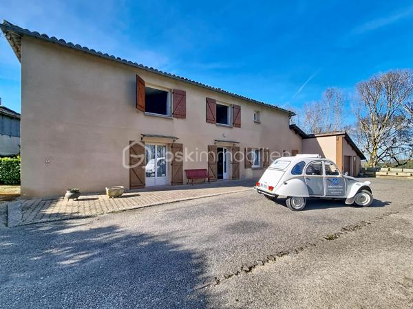 Christophe LAMAZERE (Réseau BSK) vous invite à découvrir en exclusivité une opportunité rare dans le centre de Puycasquier située à seulement 13 min de Fleurance.
A 187000 Euros des maisons comme celle-ci sont très rares sur le marché. 
Cette robuste construction traditionnelle de 1984, idéalement située entre Fleurance et Mauvezin, constitue un choix pragmatique pour ceux qui recherchent l'espace, la sérénité et la proximité des services.

C'est une maison saine, spacieuse et facile à vivre, avec une chambre en RDC.  Ce bien a été très bien entretenu et si la structure est irréprochable, l’intérieur constitue une véritable toile blanche : une base solide qui ne demande qu’à être réinterprétée selon vos goûts. C’est l’occasion unique de personnaliser votre décoration et de moderniser l’espace sans aucun gros œuvre à prévoir.
Les Points Forts de la maison :
Volumes Généreux : Une surface de 177 m² avec 4 grandes chambres dont 1 en RDC, parfaite pour une vie de famille épanouie.
Qualité de Construction : structure en Brique et doubles cloisons ,double vitrage PVC de qualité, charpente et couverture en bon état. La chaudière fioul est ancienne mais fonctionne encore très bien. La maison est raccordée au tout à l'égout. 
Double Espace Vert : Un jardin plat de 700 m² attenant à la maison pour vos moments de détente, complété par un véritable potager de 400 m² (non attenant), idéal pour cultiver vos propres produits locaux.
Dépendance : Un vaste garage et un cellier offrant de multiples possibilités de rangement ou d'atelier.
Emplacement  & Bassins d'Emploi :
Tout à pied : Épicerie, pharmacie, coiffeur, garage, pôle médical ...et écoles (maternelle et primaire) sont accessibles au cœur du village.
Connectivité : À mi-chemin entre les bassins d'emploi d'Auch et de Fleurance. Liaison facilitée vers la gare TGV d'Agen par navettes bus SNCF jusqu'à Fleurance.
Fiche Technique :
Type : Maison de village indépendante.
Surface : 177 m² / 4 Chambres.
Terrain : 700 m² (jardin) + 400 m² (potager).
État : Entretien irréprochable, prête pour votre projet de relooking intérieur 

Contactez-moi pour des renseignements ou une visite au 0622826970 Christophe LAMAZERE