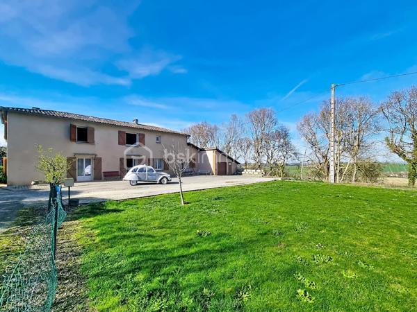 Christophe LAMAZERE (Réseau BSK) vous invite à découvrir en exclusivité une opportunité rare dans le centre de Puycasquier située à seulement 13 min de Fleurance.
A 187000 Euros des maisons comme celle-ci sont très rares sur le marché. 
Cette robuste construction traditionnelle de 1984, idéalement située entre Fleurance et Mauvezin, constitue un choix pragmatique pour ceux qui recherchent l'espace, la sérénité et la proximité des services.

C'est une maison saine, spacieuse et facile à vivre, avec une chambre en RDC.  Ce bien a été très bien entretenu et si la structure est irréprochable, l’intérieur constitue une véritable toile blanche : une base solide qui ne demande qu’à être réinterprétée selon vos goûts. C’est l’occasion unique de personnaliser votre décoration et de moderniser l’espace sans aucun gros œuvre à prévoir.
Les Points Forts de la maison :
Volumes Généreux : Une surface de 177 m² avec 4 grandes chambres dont 1 en RDC, parfaite pour une vie de famille épanouie.
Qualité de Construction : structure en Brique et doubles cloisons ,double vitrage PVC de qualité, charpente et couverture en bon état. La chaudière fioul est ancienne mais fonctionne encore très bien. La maison est raccordée au tout à l'égout. 
Double Espace Vert : Un jardin plat de 700 m² attenant à la maison pour vos moments de détente, complété par un véritable potager de 400 m² (non attenant), idéal pour cultiver vos propres produits locaux.
Dépendance : Un vaste garage et un cellier offrant de multiples possibilités de rangement ou d'atelier.
Emplacement  & Bassins d'Emploi :
Tout à pied : Épicerie, pharmacie, coiffeur, garage, pôle médical ...et écoles (maternelle et primaire) sont accessibles au cœur du village.
Connectivité : À mi-chemin entre les bassins d'emploi d'Auch et de Fleurance. Liaison facilitée vers la gare TGV d'Agen par navettes bus SNCF jusqu'à Fleurance.
Fiche Technique :
Type : Maison de village indépendante.
Surface : 177 m² / 4 Chambres.
Terrain : 700 m² (jardin) + 400 m² (potager).
État : Entretien irréprochable, prête pour votre projet de relooking intérieur 

Contactez-moi pour des renseignements ou une visite au 0622826970 Christophe LAMAZERE