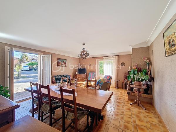 Christophe LAMAZERE (Réseau BSK) vous invite à découvrir en exclusivité une opportunité rare dans le centre de Puycasquier située à seulement 13 min de Fleurance.
A 187000 Euros des maisons comme celle-ci sont très rares sur le marché. 
Cette robuste construction traditionnelle de 1984, idéalement située entre Fleurance et Mauvezin, constitue un choix pragmatique pour ceux qui recherchent l'espace, la sérénité et la proximité des services.

C'est une maison saine, spacieuse et facile à vivre, avec une chambre en RDC.  Ce bien a été très bien entretenu et si la structure est irréprochable, l’intérieur constitue une véritable toile blanche : une base solide qui ne demande qu’à être réinterprétée selon vos goûts. C’est l’occasion unique de personnaliser votre décoration et de moderniser l’espace sans aucun gros œuvre à prévoir.
Les Points Forts de la maison :
Volumes Généreux : Une surface de 177 m² avec 4 grandes chambres dont 1 en RDC, parfaite pour une vie de famille épanouie.
Qualité de Construction : structure en Brique et doubles cloisons ,double vitrage PVC de qualité, charpente et couverture en bon état. La chaudière fioul est ancienne mais fonctionne encore très bien. La maison est raccordée au tout à l'égout. 
Double Espace Vert : Un jardin plat de 700 m² attenant à la maison pour vos moments de détente, complété par un véritable potager de 400 m² (non attenant), idéal pour cultiver vos propres produits locaux.
Dépendance : Un vaste garage et un cellier offrant de multiples possibilités de rangement ou d'atelier.
Emplacement  & Bassins d'Emploi :
Tout à pied : Épicerie, pharmacie, coiffeur, garage, pôle médical ...et écoles (maternelle et primaire) sont accessibles au cœur du village.
Connectivité : À mi-chemin entre les bassins d'emploi d'Auch et de Fleurance. Liaison facilitée vers la gare TGV d'Agen par navettes bus SNCF jusqu'à Fleurance.
Fiche Technique :
Type : Maison de village indépendante.
Surface : 177 m² / 4 Chambres.
Terrain : 700 m² (jardin) + 400 m² (potager).
État : Entretien irréprochable, prête pour votre projet de relooking intérieur 

Contactez-moi pour des renseignements ou une visite au 0622826970 Christophe LAMAZERE