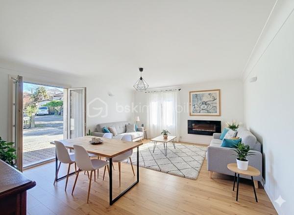 Christophe LAMAZERE (Réseau BSK) vous invite à découvrir en exclusivité une opportunité rare dans le centre de Puycasquier située à seulement 13 min de Fleurance.
A 187000 Euros des maisons comme celle-ci sont très rares sur le marché. 
Cette robuste construction traditionnelle de 1984, idéalement située entre Fleurance et Mauvezin, constitue un choix pragmatique pour ceux qui recherchent l'espace, la sérénité et la proximité des services.

C'est une maison saine, spacieuse et facile à vivre, avec une chambre en RDC.  Ce bien a été très bien entretenu et si la structure est irréprochable, l’intérieur constitue une véritable toile blanche : une base solide qui ne demande qu’à être réinterprétée selon vos goûts. C’est l’occasion unique de personnaliser votre décoration et de moderniser l’espace sans aucun gros œuvre à prévoir.
Les Points Forts de la maison :
Volumes Généreux : Une surface de 177 m² avec 4 grandes chambres dont 1 en RDC, parfaite pour une vie de famille épanouie.
Qualité de Construction : structure en Brique et doubles cloisons ,double vitrage PVC de qualité, charpente et couverture en bon état. La chaudière fioul est ancienne mais fonctionne encore très bien. La maison est raccordée au tout à l'égout. 
Double Espace Vert : Un jardin plat de 700 m² attenant à la maison pour vos moments de détente, complété par un véritable potager de 400 m² (non attenant), idéal pour cultiver vos propres produits locaux.
Dépendance : Un vaste garage et un cellier offrant de multiples possibilités de rangement ou d'atelier.
Emplacement  & Bassins d'Emploi :
Tout à pied : Épicerie, pharmacie, coiffeur, garage, pôle médical ...et écoles (maternelle et primaire) sont accessibles au cœur du village.
Connectivité : À mi-chemin entre les bassins d'emploi d'Auch et de Fleurance. Liaison facilitée vers la gare TGV d'Agen par navettes bus SNCF jusqu'à Fleurance.
Fiche Technique :
Type : Maison de village indépendante.
Surface : 177 m² / 4 Chambres.
Terrain : 700 m² (jardin) + 400 m² (potager).
État : Entretien irréprochable, prête pour votre projet de relooking intérieur 

Contactez-moi pour des renseignements ou une visite au 0622826970 Christophe LAMAZERE