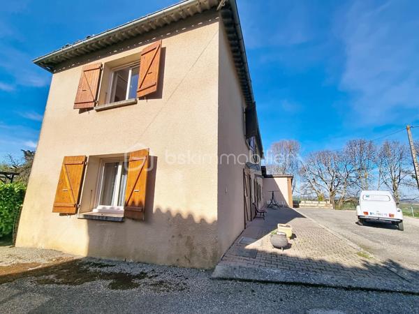 Christophe LAMAZERE (Réseau BSK) vous invite à découvrir en exclusivité une opportunité rare dans le centre de Puycasquier située à seulement 13 min de Fleurance.
A 187000 Euros des maisons comme celle-ci sont très rares sur le marché. 
Cette robuste construction traditionnelle de 1984, idéalement située entre Fleurance et Mauvezin, constitue un choix pragmatique pour ceux qui recherchent l'espace, la sérénité et la proximité des services.

C'est une maison saine, spacieuse et facile à vivre, avec une chambre en RDC.  Ce bien a été très bien entretenu et si la structure est irréprochable, l’intérieur constitue une véritable toile blanche : une base solide qui ne demande qu’à être réinterprétée selon vos goûts. C’est l’occasion unique de personnaliser votre décoration et de moderniser l’espace sans aucun gros œuvre à prévoir.
Les Points Forts de la maison :
Volumes Généreux : Une surface de 177 m² avec 4 grandes chambres dont 1 en RDC, parfaite pour une vie de famille épanouie.
Qualité de Construction : structure en Brique et doubles cloisons ,double vitrage PVC de qualité, charpente et couverture en bon état. La chaudière fioul est ancienne mais fonctionne encore très bien. La maison est raccordée au tout à l'égout. 
Double Espace Vert : Un jardin plat de 700 m² attenant à la maison pour vos moments de détente, complété par un véritable potager de 400 m² (non attenant), idéal pour cultiver vos propres produits locaux.
Dépendance : Un vaste garage et un cellier offrant de multiples possibilités de rangement ou d'atelier.
Emplacement  & Bassins d'Emploi :
Tout à pied : Épicerie, pharmacie, coiffeur, garage, pôle médical ...et écoles (maternelle et primaire) sont accessibles au cœur du village.
Connectivité : À mi-chemin entre les bassins d'emploi d'Auch et de Fleurance. Liaison facilitée vers la gare TGV d'Agen par navettes bus SNCF jusqu'à Fleurance.
Fiche Technique :
Type : Maison de village indépendante.
Surface : 177 m² / 4 Chambres.
Terrain : 700 m² (jardin) + 400 m² (potager).
État : Entretien irréprochable, prête pour votre projet de relooking intérieur 

Contactez-moi pour des renseignements ou une visite au 0622826970 Christophe LAMAZERE