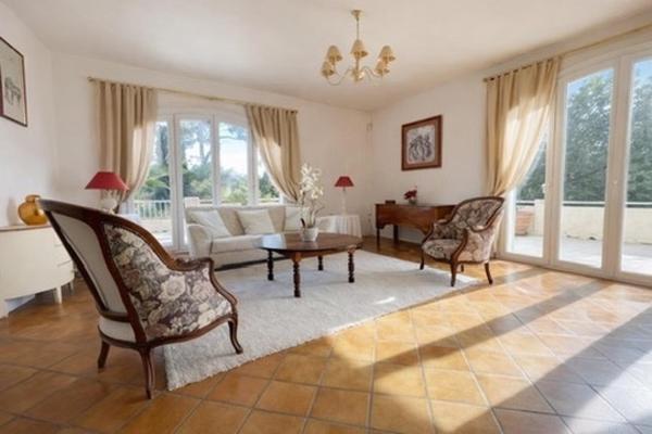 Maison Familiale 9 Pièces d'environ 233 m2 avec Terrasse et Piscine