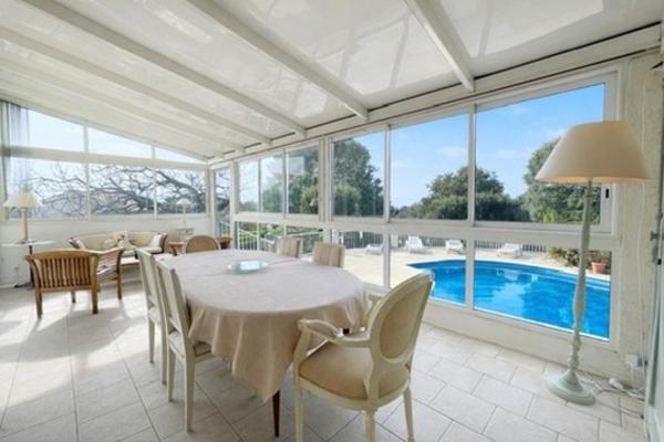 Maison Familiale 9 Pièces d'environ 233 m2 avec Terrasse et Piscine