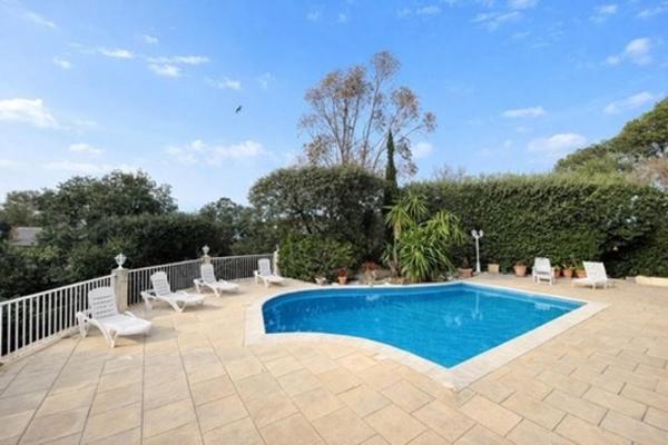 Maison Familiale 9 Pièces d'environ 233 m2 avec Terrasse et Piscine