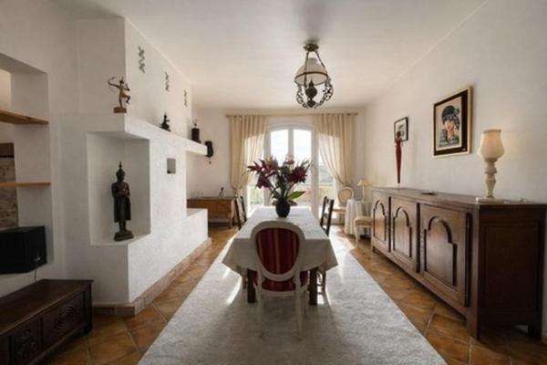 Maison Familiale 9 Pièces d'environ 233 m2 avec Terrasse et Piscine