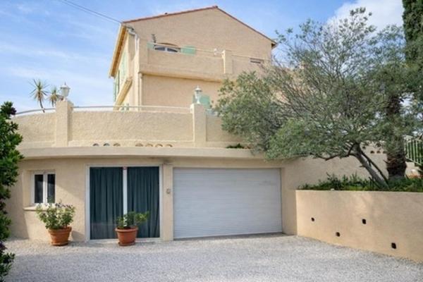 Maison Familiale 9 Pièces d'environ 233 m2 avec Terrasse et Piscine