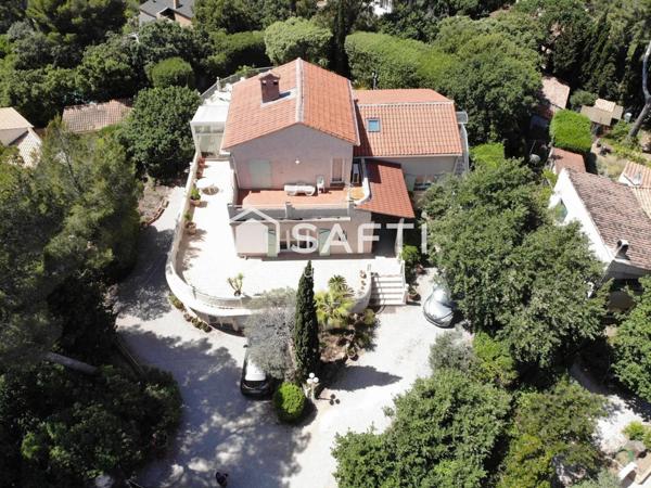 Maison Familiale 9 Pièces d'environ 233 m2 avec Terrasse et Piscine