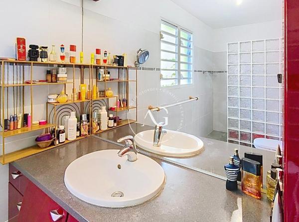 Villa T5 – Piscine, jardin, vue mer – Case-Pilote