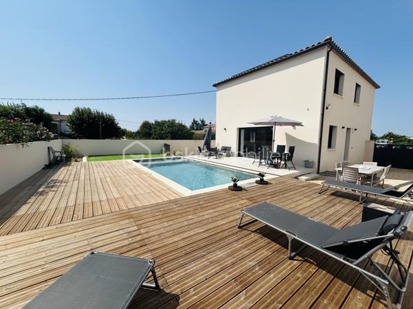 Dans le charmant village de Redessan, venez découvrir cette maison de 140 m² édifiée en 2022 sur une parcelle de 429 m².

Elle se compose au rez-de-chaussée d’une très belle pièce de vie de plus de 60 m² avec cuisine ouverte aménagée et équipée, d’un cellier/buanderie et d’un wc avec lave mains.

À l’étage, vous trouverez : trois chambres dont deux avec placards, une chambre parentale avec son propre dressing, un bureau, une salle d’eau avec douche et baignoire ainsi qu’un second WC indépendant.

Les prestations: RT2012, cuisine aménagée et équipée, climatisation gainable, VMC double flux, chauffe-eau thermodynamique, panneaux photovoltaïques en autoconsommation, forage, piscine au sel avec carrelage Bali, menuiseries en aluminium avec volets roulants électriques, prise pour véhicule électrique, vide sanitaire.

Vous rêvez d’une maison confortable avec peu d’entretien où vous n’aurez qu’à poser vos valises ?

A vos agendas pour la visite !