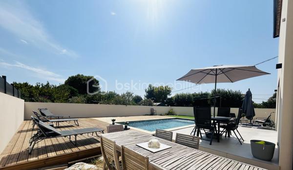 Dans le charmant village de Redessan, venez découvrir cette maison de 140 m² édifiée en 2022 sur une parcelle de 429 m².

Elle se compose au rez-de-chaussée d’une très belle pièce de vie de plus de 60 m² avec cuisine ouverte aménagée et équipée, d’un cellier/buanderie et d’un wc avec lave mains.

À l’étage, vous trouverez : trois chambres dont deux avec placards, une chambre parentale avec son propre dressing, un bureau, une salle d’eau avec douche et baignoire ainsi qu’un second WC indépendant.

Les prestations: RT2012, cuisine aménagée et équipée, climatisation gainable, VMC double flux, chauffe-eau thermodynamique, panneaux photovoltaïques en autoconsommation, forage, piscine au sel avec carrelage Bali, menuiseries en aluminium avec volets roulants électriques, prise pour véhicule électrique, vide sanitaire.

Vous rêvez d’une maison confortable avec peu d’entretien où vous n’aurez qu’à poser vos valises ?

A vos agendas pour la visite !