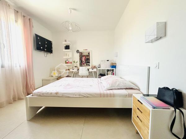 Dans le charmant village de Redessan, venez découvrir cette maison de 140 m² édifiée en 2022 sur une parcelle de 429 m².

Elle se compose au rez-de-chaussée d’une très belle pièce de vie de plus de 60 m² avec cuisine ouverte aménagée et équipée, d’un cellier/buanderie et d’un wc avec lave mains.

À l’étage, vous trouverez : trois chambres dont deux avec placards, une chambre parentale avec son propre dressing, un bureau, une salle d’eau avec douche et baignoire ainsi qu’un second WC indépendant.

Les prestations: RT2012, cuisine aménagée et équipée, climatisation gainable, VMC double flux, chauffe-eau thermodynamique, panneaux photovoltaïques en autoconsommation, forage, piscine au sel avec carrelage Bali, menuiseries en aluminium avec volets roulants électriques, prise pour véhicule électrique, vide sanitaire.

Vous rêvez d’une maison confortable avec peu d’entretien où vous n’aurez qu’à poser vos valises ?

A vos agendas pour la visite !