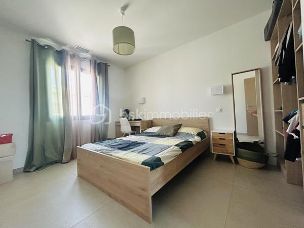 Dans le charmant village de Redessan, venez découvrir cette maison de 140 m² édifiée en 2022 sur une parcelle de 429 m².

Elle se compose au rez-de-chaussée d’une très belle pièce de vie de plus de 60 m² avec cuisine ouverte aménagée et équipée, d’un cellier/buanderie et d’un wc avec lave mains.

À l’étage, vous trouverez : trois chambres dont deux avec placards, une chambre parentale avec son propre dressing, un bureau, une salle d’eau avec douche et baignoire ainsi qu’un second WC indépendant.

Les prestations: RT2012, cuisine aménagée et équipée, climatisation gainable, VMC double flux, chauffe-eau thermodynamique, panneaux photovoltaïques en autoconsommation, forage, piscine au sel avec carrelage Bali, menuiseries en aluminium avec volets roulants électriques, prise pour véhicule électrique, vide sanitaire.

Vous rêvez d’une maison confortable avec peu d’entretien où vous n’aurez qu’à poser vos valises ?

A vos agendas pour la visite !