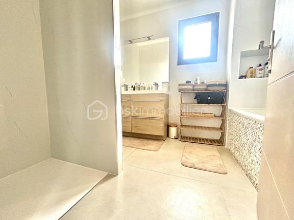Dans le charmant village de Redessan, venez découvrir cette maison de 140 m² édifiée en 2022 sur une parcelle de 429 m².

Elle se compose au rez-de-chaussée d’une très belle pièce de vie de plus de 60 m² avec cuisine ouverte aménagée et équipée, d’un cellier/buanderie et d’un wc avec lave mains.

À l’étage, vous trouverez : trois chambres dont deux avec placards, une chambre parentale avec son propre dressing, un bureau, une salle d’eau avec douche et baignoire ainsi qu’un second WC indépendant.

Les prestations: RT2012, cuisine aménagée et équipée, climatisation gainable, VMC double flux, chauffe-eau thermodynamique, panneaux photovoltaïques en autoconsommation, forage, piscine au sel avec carrelage Bali, menuiseries en aluminium avec volets roulants électriques, prise pour véhicule électrique, vide sanitaire.

Vous rêvez d’une maison confortable avec peu d’entretien où vous n’aurez qu’à poser vos valises ?

A vos agendas pour la visite !