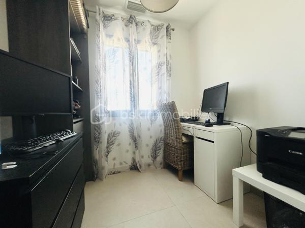 Dans le charmant village de Redessan, venez découvrir cette maison de 140 m² édifiée en 2022 sur une parcelle de 429 m².

Elle se compose au rez-de-chaussée d’une très belle pièce de vie de plus de 60 m² avec cuisine ouverte aménagée et équipée, d’un cellier/buanderie et d’un wc avec lave mains.

À l’étage, vous trouverez : trois chambres dont deux avec placards, une chambre parentale avec son propre dressing, un bureau, une salle d’eau avec douche et baignoire ainsi qu’un second WC indépendant.

Les prestations: RT2012, cuisine aménagée et équipée, climatisation gainable, VMC double flux, chauffe-eau thermodynamique, panneaux photovoltaïques en autoconsommation, forage, piscine au sel avec carrelage Bali, menuiseries en aluminium avec volets roulants électriques, prise pour véhicule électrique, vide sanitaire.

Vous rêvez d’une maison confortable avec peu d’entretien où vous n’aurez qu’à poser vos valises ?

A vos agendas pour la visite !